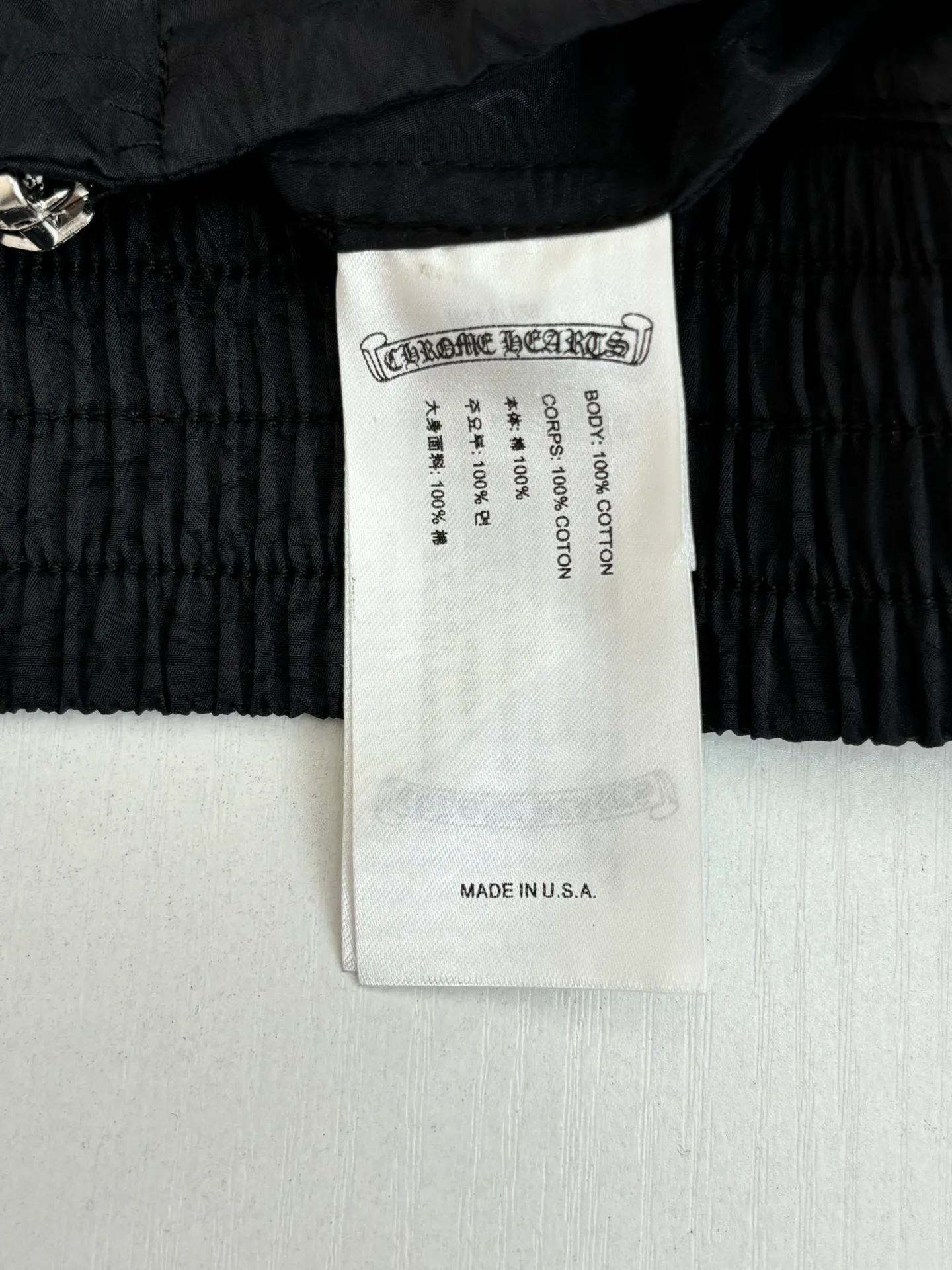 P650 Chrome Hearts*/Chrome Hearts 25Fw new all-over printed dark pattern zipper jacket Customized phantom floral silk woven fabric with excellent texture, comfortable and close to the skin, with obsidian black as the main tone, like star trails under the night, encountering the CH pattern covering the body, derived from the brand's profound cultural heritage, quietly emerging in a looming manner, dark pattern aesthetics, rebellious compatibility, low-key edge, full of recognition Interpretation of unparalleled fashion style, casual sophistication, making every touch a ceremonial experience. Process 1: Fabric jacquard technology. By weaving the full CH dark jacquard texture technology on the surface of the fabric, controlling the interweaving of warp and weft lines, precisely controlling the interweaving density and tension of the yarn to make it more three-dimensional. Process 2: Using glue printing. The printing has been modified three times with the film screen. Use glue liquid paint to print the pattern on the fabric. Bake the fabric to fix the printing pattern. Technique 3: Infrared positioning cutting machine. The precise positioning of materials is achieved through infrared emitters and infrared receivers. The accuracy can reach the micron level, thereby meeting the effect of high-precision cutting of alignment and striping. Process 4: The fabrics are washed and have a better hand feel and texture. They are not easy to deform, not easy to shrink, not easy to fade, and maintain long-term beauty. Size: S/M/L/XL